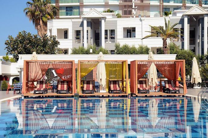 Imagen de la piscina del Club Sea Time Hotel. Foto 19