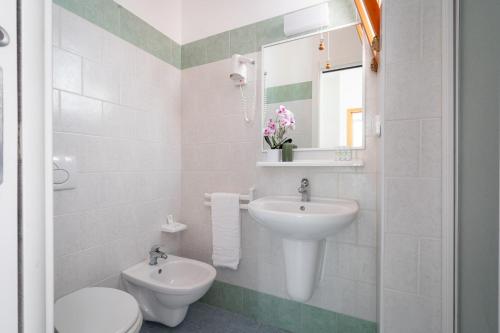 Imagen de la habitación del Club del Sole Le Mimose Family Resort. Foto 17