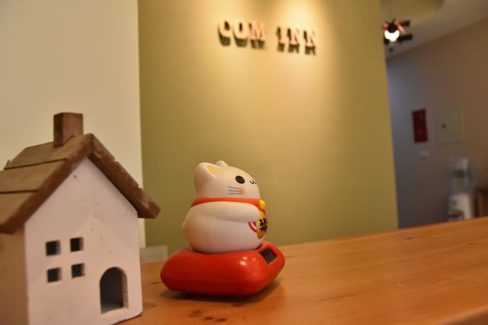 Imagen de los interiores del Com Inn. Foto 18
