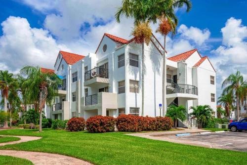 Imagen general del Comfy Apartments at Sheridan Ocean Club in Florida. Foto 1
