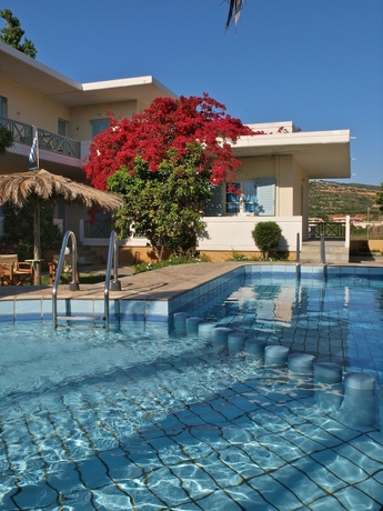 Imagen de la piscina del Cormoranos Apartments. Foto 9