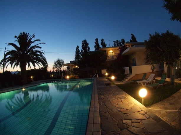 Imagen de la piscina del Cormoranos Apartments. Foto 10