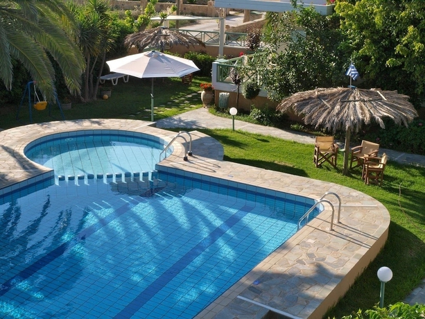 Imagen de la piscina del Cormoranos Apartments. Foto 11