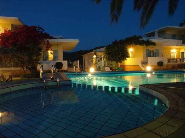 Imagen de la piscina del Cormoranos Apartments. Foto 13