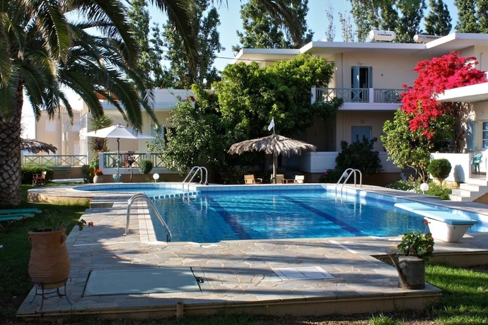 Imagen de la piscina del Cormoranos Apartments. Foto 14
