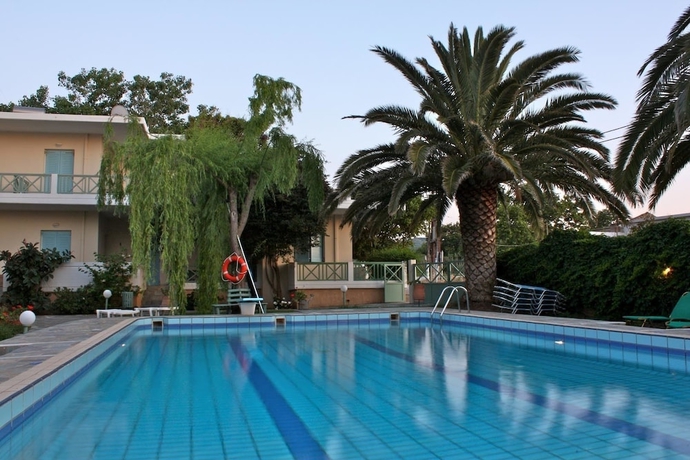 Imagen de la piscina del Cormoranos Apartments. Foto 15
