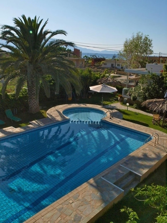 Imagen de la piscina del Cormoranos Apartments. Foto 16
