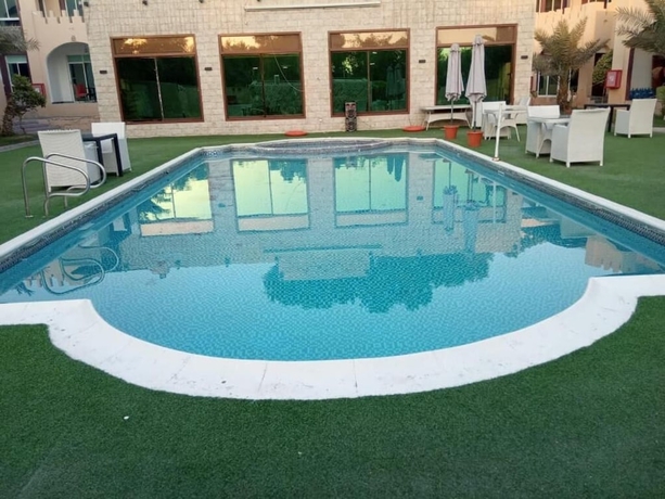 Imagen de la piscina del Corniche Palace Hotel. Foto 14