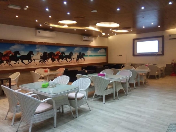 Imagen del bar/restaurante del Corniche Palace Hotel. Foto 4