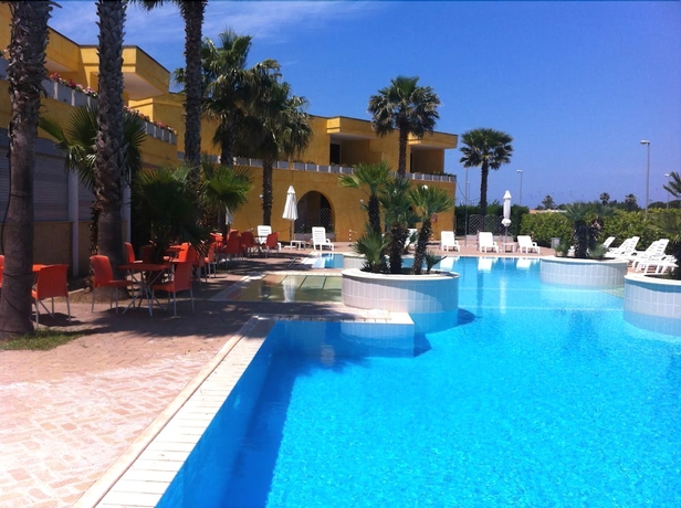 Imagen de la piscina del Costa D'oriente Residence Club. Foto 16