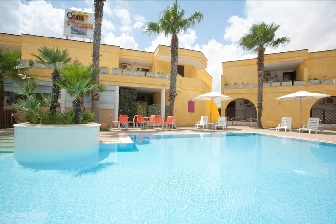 Imagen de la piscina del Costa D'oriente Residence Club. Foto 18