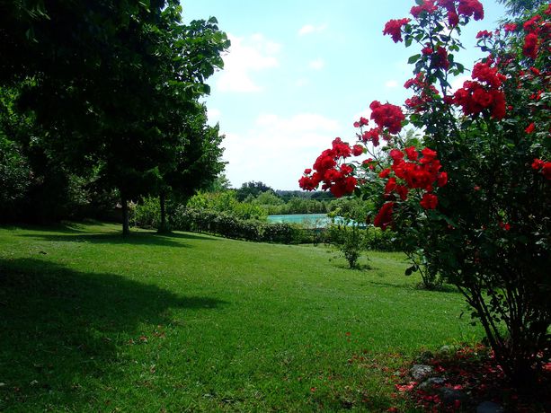 Imagen de los exteriores del Country Relais I Due Laghi. Foto 9