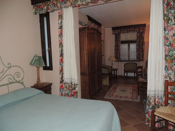 Imagen de los exteriores del Country Relais I Due Laghi. Foto 11