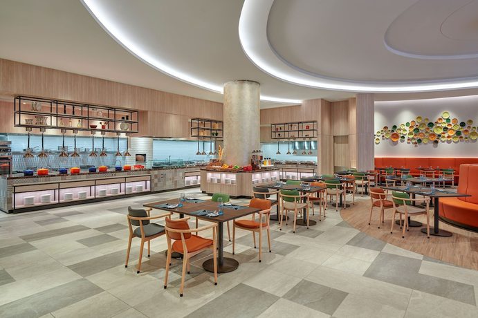 Imagen del bar/restaurante del Courtyard By Marriott Setia Alam. Foto 4
