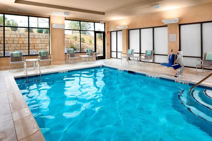 Imagen de la piscina del Courtyard by Marriott Charlotte Waverly. Foto 20