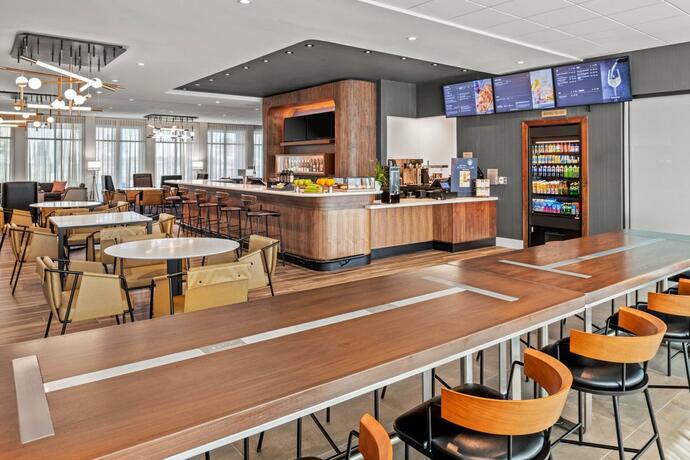 Imagen del bar/restaurante del Courtyard by Marriott Modesto North. Foto 11