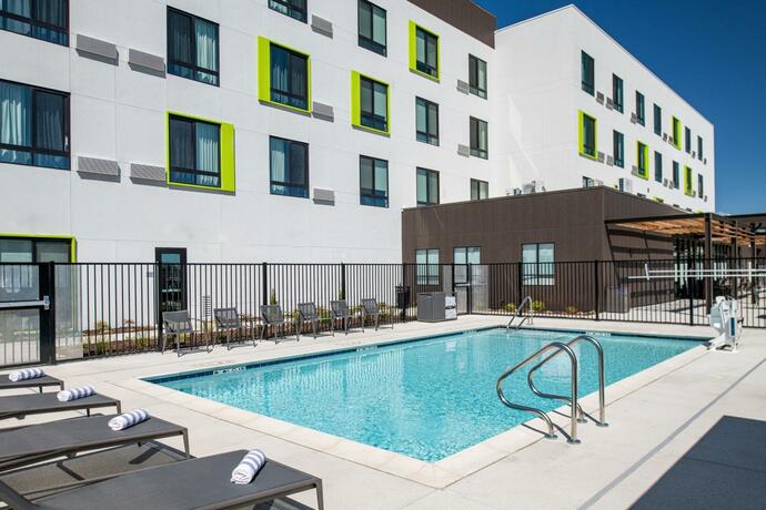 Imagen de la piscina del Courtyard by Marriott Modesto North. Foto 14
