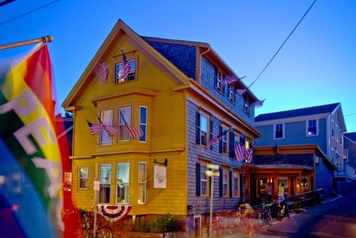 Imagen de los exteriores del Crew's Quarters: Ptown's Only All-male Guesthouse. Foto 10