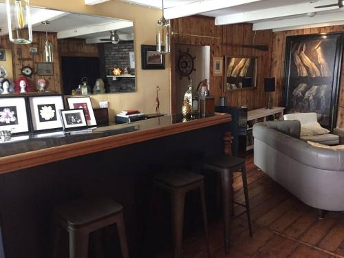 Imagen de los interiores del Crew's Quarters: Ptown's Only All-male Guesthouse. Foto 11