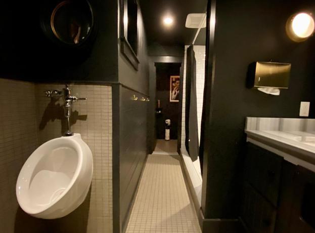 Imagen de los interiores del Crew's Quarters: Ptown's Only All-male Guesthouse. Foto 12