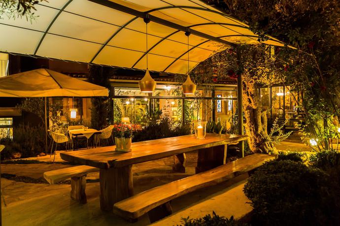 Imagen del bar/restaurante del Cunda Battalos K&uuml;&ccedil;&uuml;k Otel. Foto 3