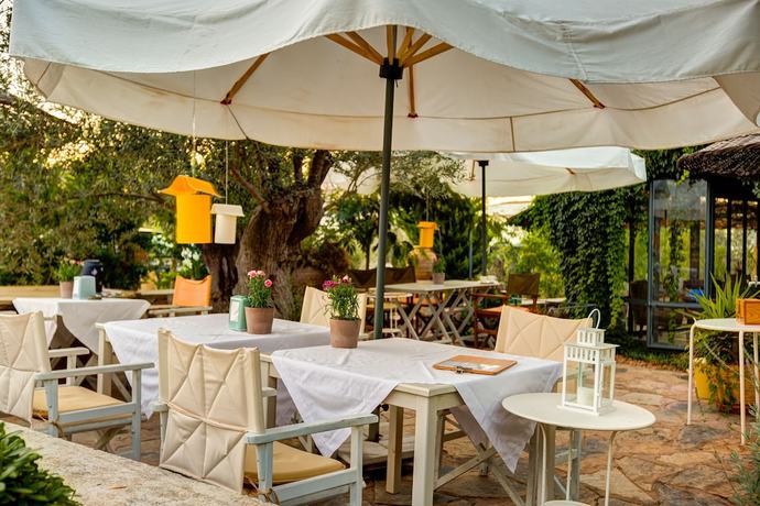 Imagen del bar/restaurante del Cunda Battalos K&uuml;&ccedil;&uuml;k Otel. Foto 4