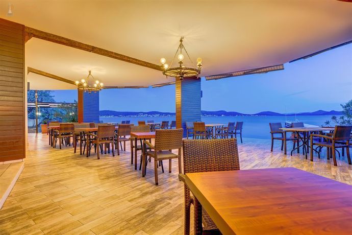 Imagen del bar/restaurante del Cunda Oteli. Foto 1