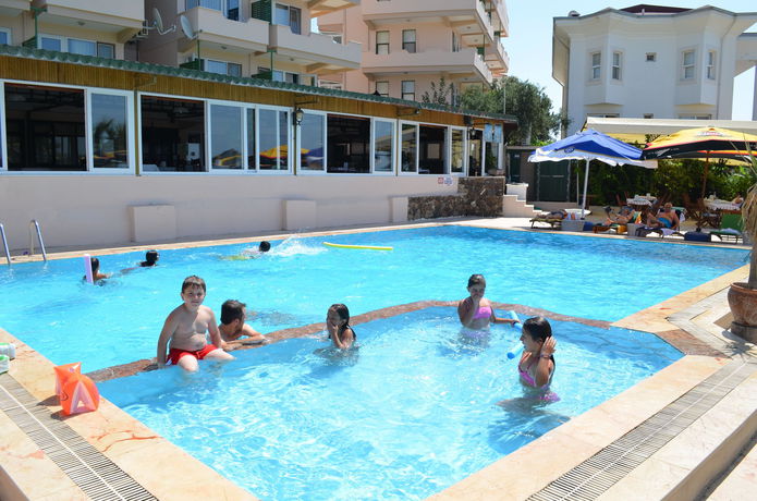 Imagen de la piscina del Cunda Panorama Hotel. Foto 14
