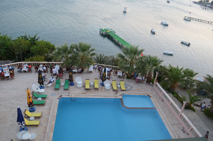 Imagen de la piscina del Cunda Panorama Hotel. Foto 15