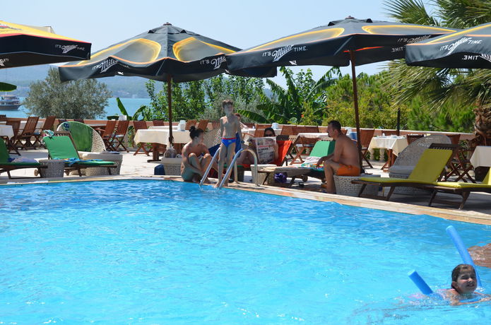 Imagen de la piscina del Cunda Panorama Hotel. Foto 16