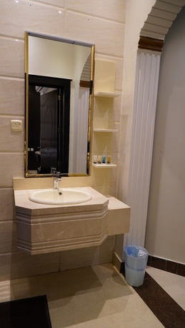 Imagen de la habitación del Dana Hotel Suites. Foto 14