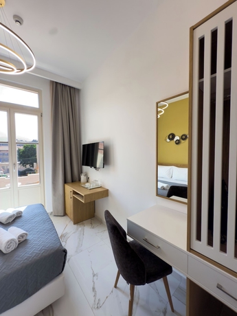 Imagen de la habitación del Deluxe Center Suites. Foto 2