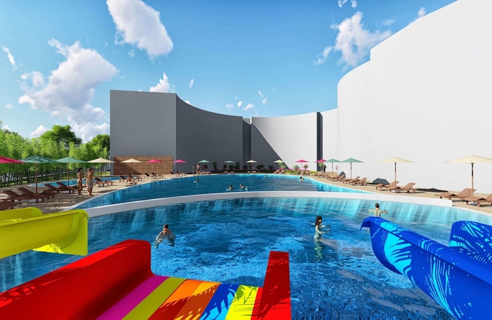 Imagen de la piscina del Deluxe Istanbul Resort Hotel. Foto 16