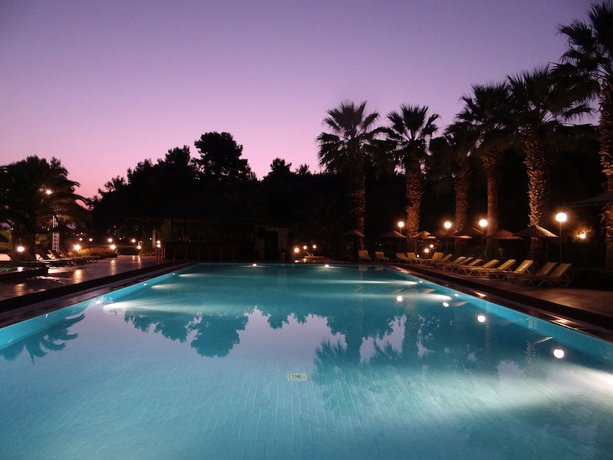 Imagen de la piscina del Denizati Holiday Village. Foto 13