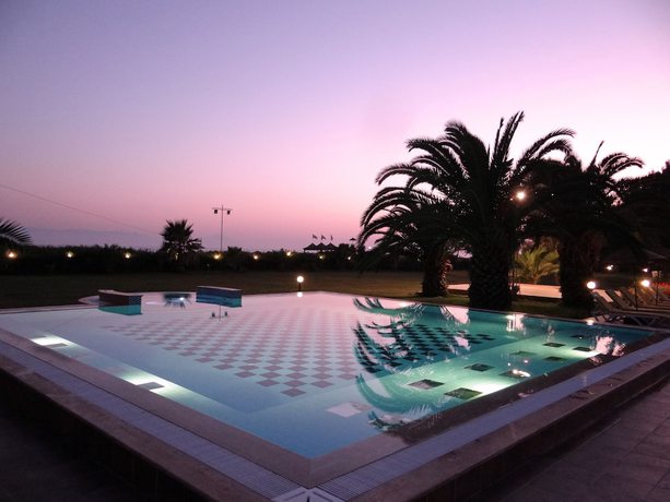 Imagen de la piscina del Denizati Holiday Village. Foto 14