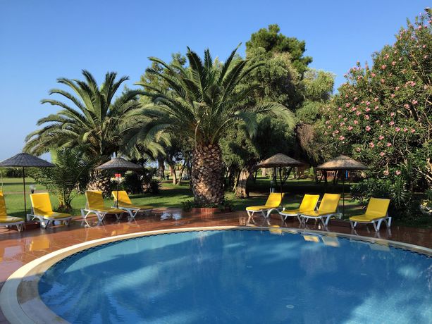 Imagen de la piscina del Denizati Holiday Village. Foto 16