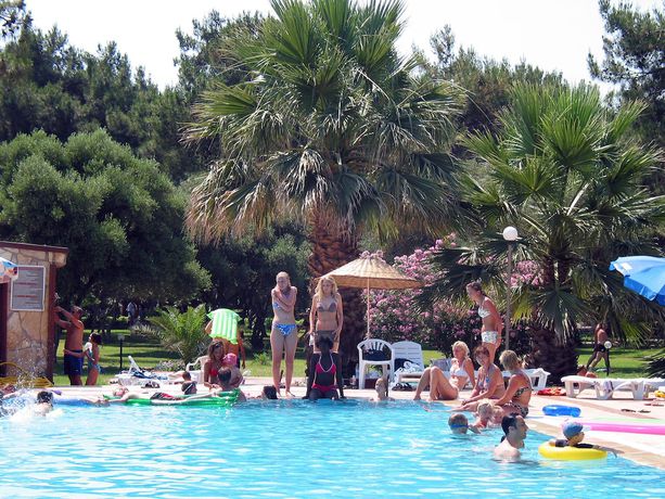 Imagen de la piscina del Denizati Holiday Village. Foto 18