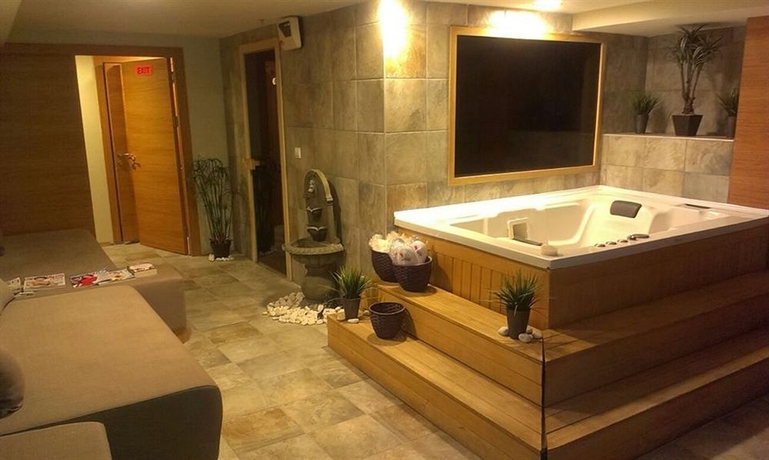 Imagen de la piscina del Derpa Suite Hotel Osmanbey. Foto 12
