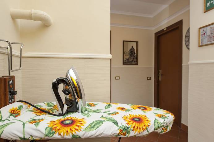 Imagen de los interiores del Des Artistes Budget Rooms. Foto 18