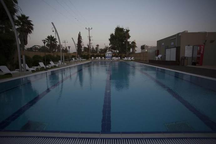 Imagen de la piscina del Desert Irus Hotel. Foto 20