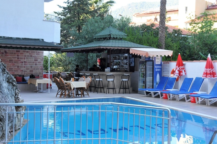 Imagen de la piscina del Dilhan Hotel. Foto 9