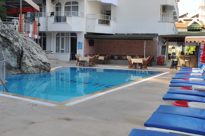 Imagen de la piscina del Dilhan Hotel. Foto 13
