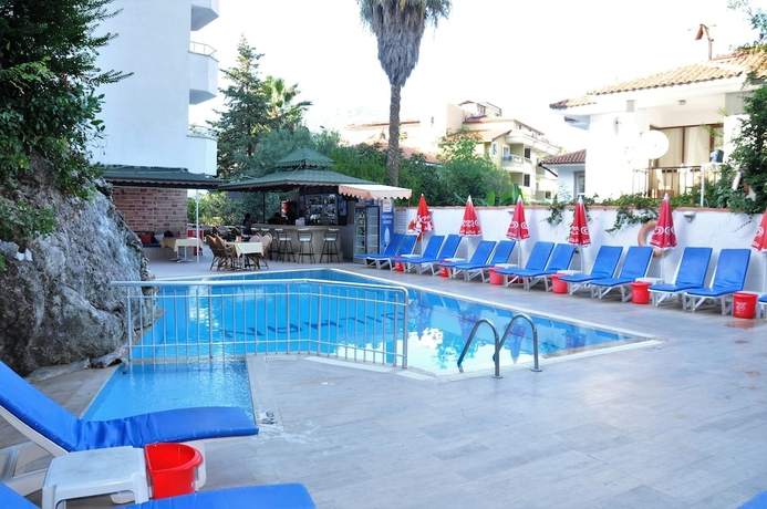 Imagen de la piscina del Dilhan Hotel. Foto 14