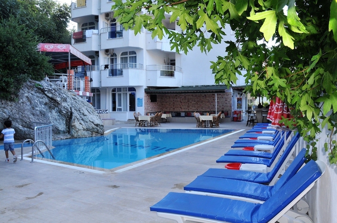 Imagen de la piscina del Dilhan Hotel. Foto 15