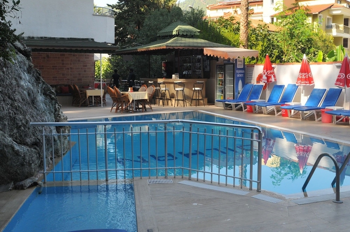 Imagen de la piscina del Dilhan Hotel. Foto 16
