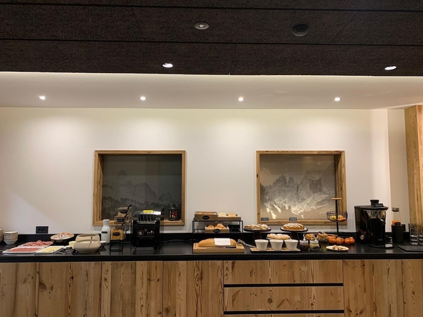 Imagen del bar/restaurante del Dolomites Resort Formi&egrave;. Foto 4