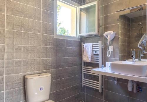 Imagen de la habitación del Domaine Des Pierres Dorées. Foto 6