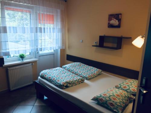 Imagen de la habitación del Domki i Pokoje Zielony Zakątek - Mini Zoo - Duży Plac Zabaw - Komfort i Cisza. Foto 17