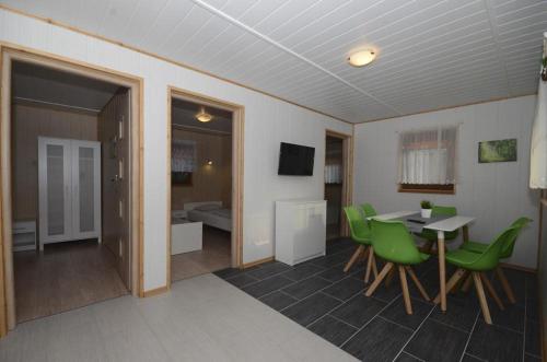 Imagen de la habitación del Domki i Pokoje Zielony Zakątek - Mini Zoo - Duży Plac Zabaw - Komfort i Cisza. Foto 20