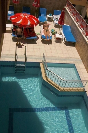Imagen de la piscina del Doris Aytur City. Foto 17